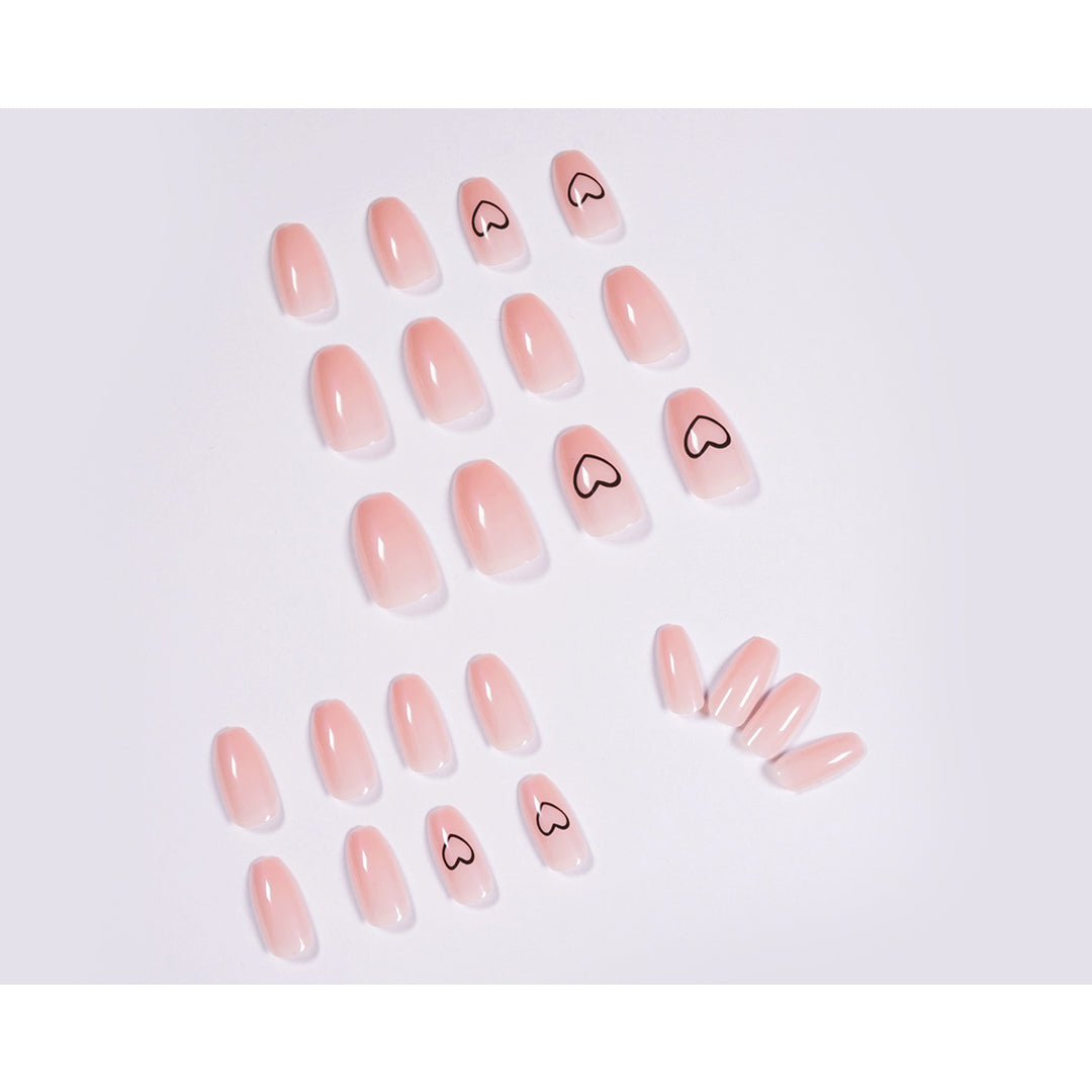 Kunstvolle Nagelkunst mit zarten Herzen Karnz