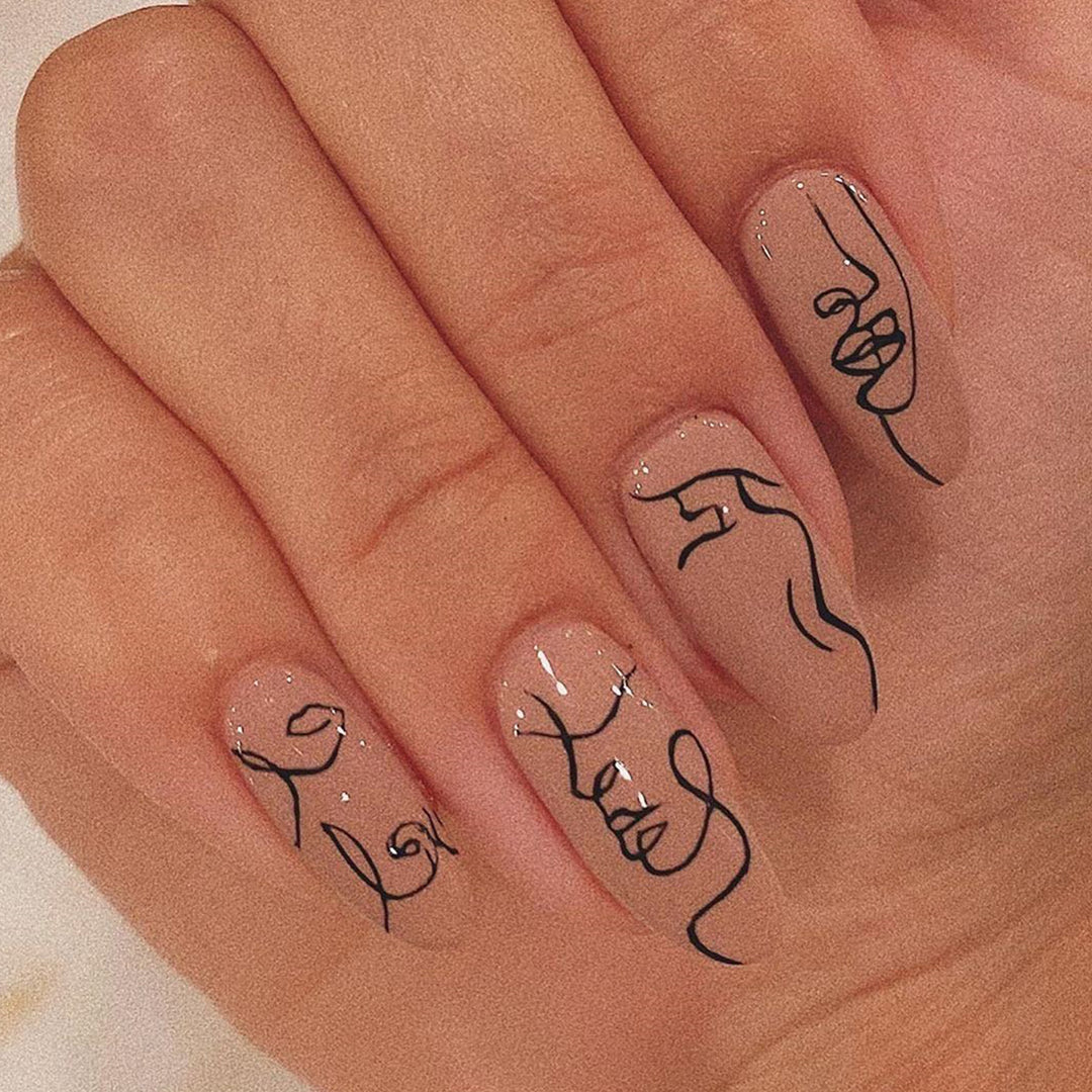 Kunstvolle Nagelkunst im minimalistischen Design Karnz