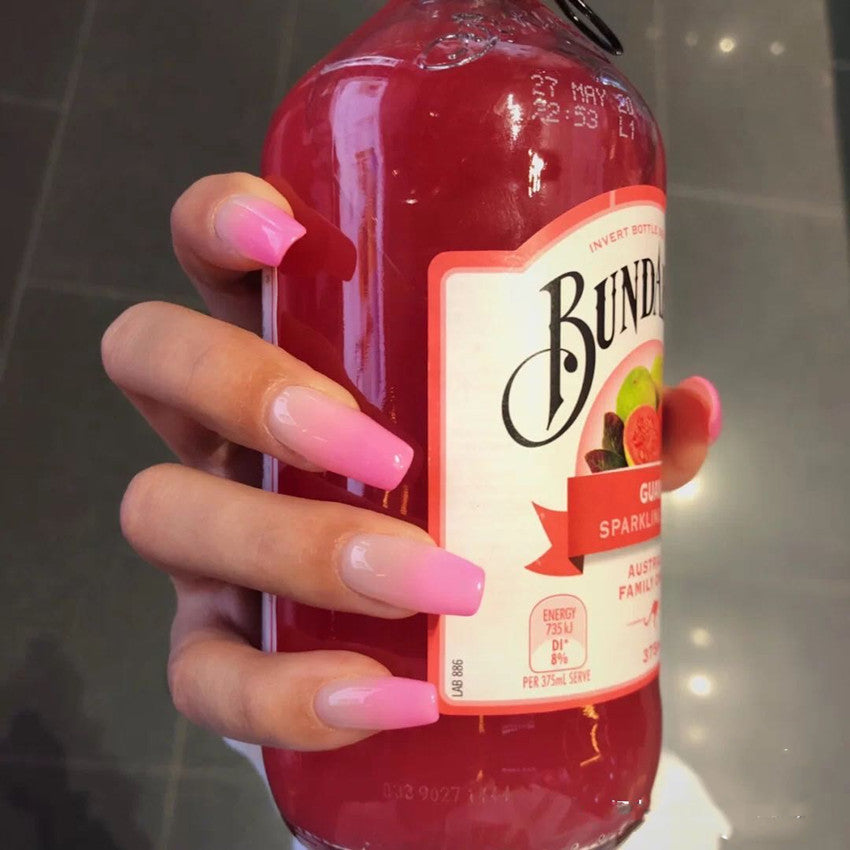 Kunstnägel im modernen French Tip Design Karnz