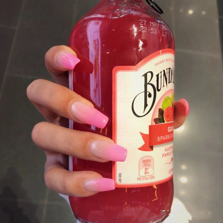 Kunstnägel im modernen French Tip Design Karnz