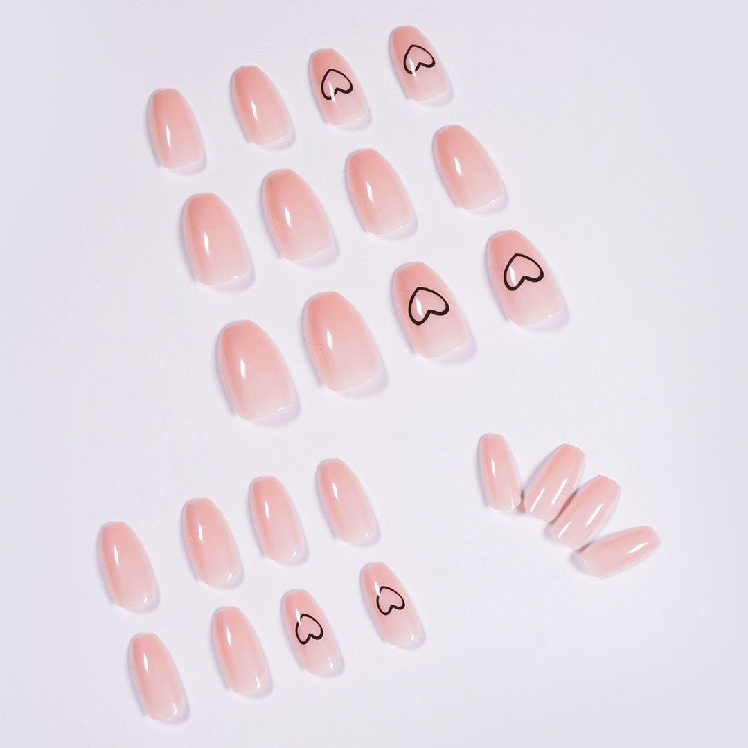 Kunstvolle Nagelkunst mit zarten Herzen Karnz