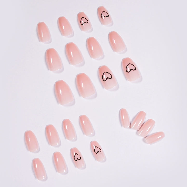 Kunstvolle Nagelkunst mit zarten Herzen Karnz