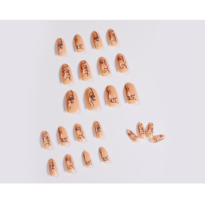 Kunstvolle Nagelkunst im minimalistischen Design Karnz