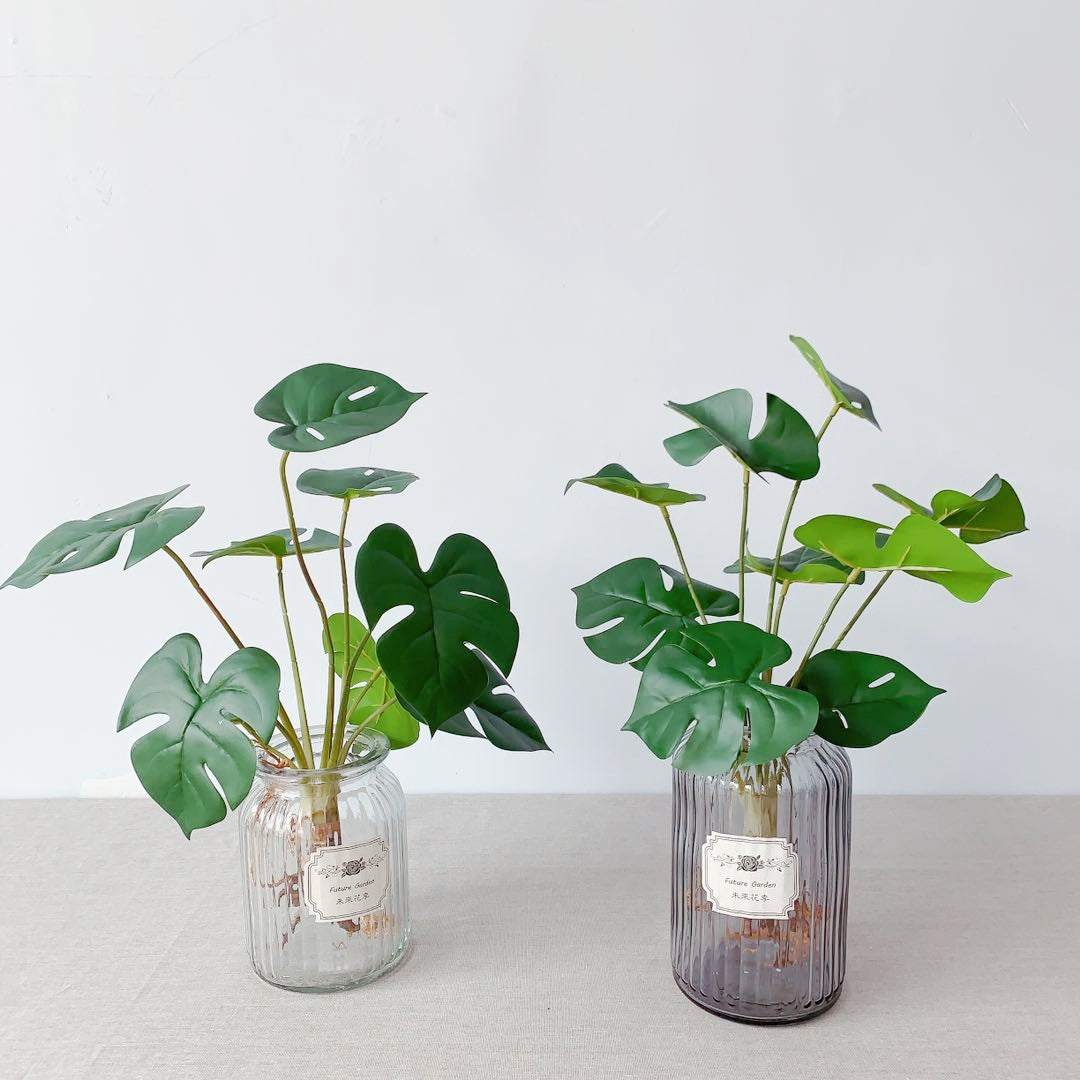 Lebensechte Monstera Pflanze