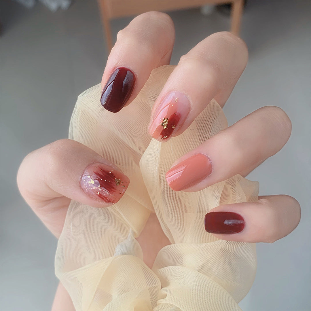 Künstliche Nagelkunst mit Goldverzierungen Karnz