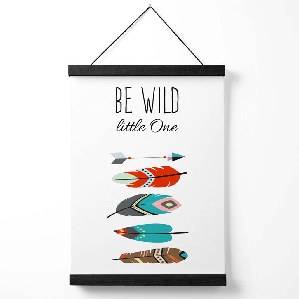Poster mit Stammeszitat „Sei wilde Federn“ inklusive Aufhänger