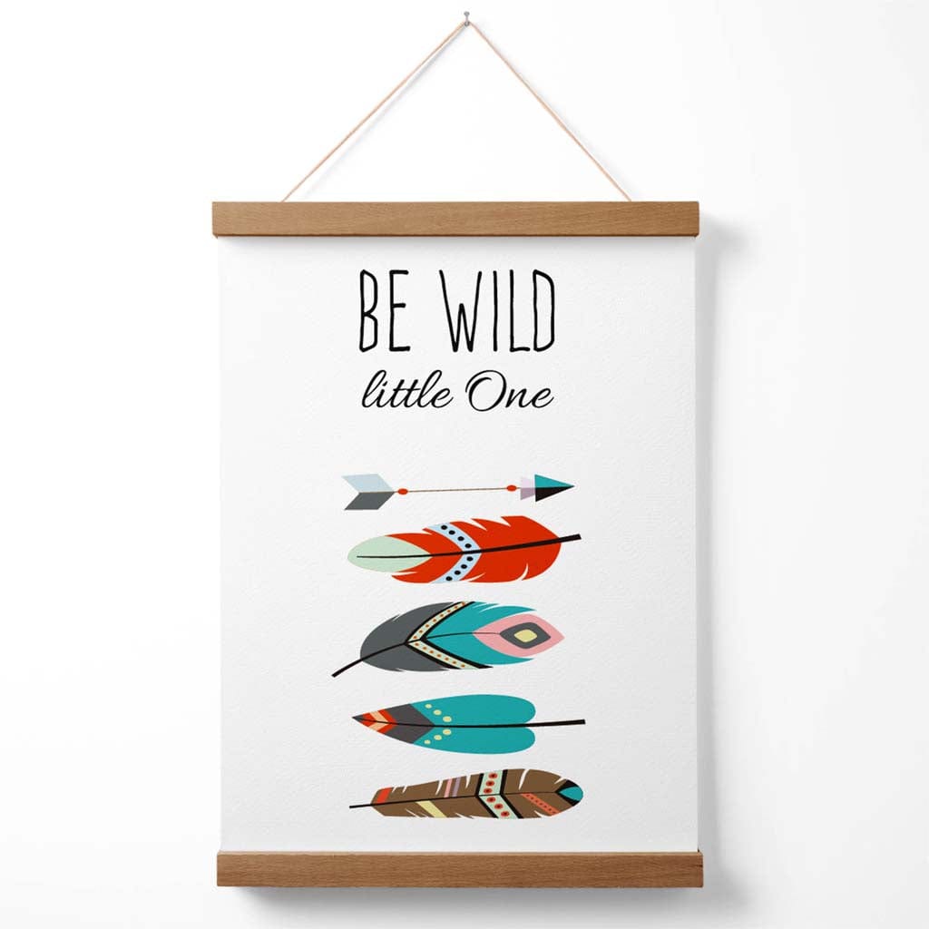 Poster mit Stammeszitat „Sei wilde Federn“ inklusive Aufhänger