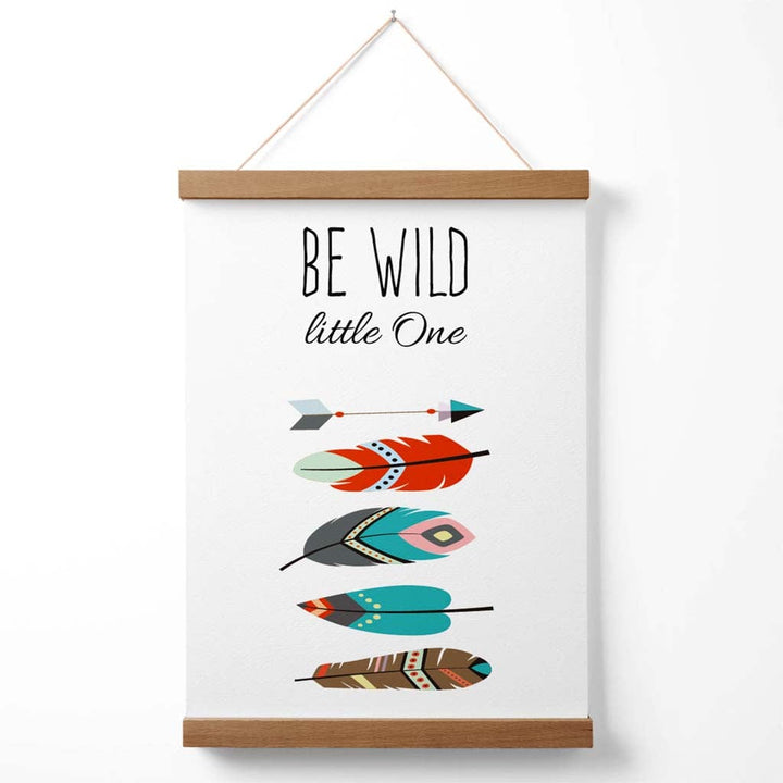 Poster mit Stammeszitat „Sei wilde Federn“ inklusive Aufhänger