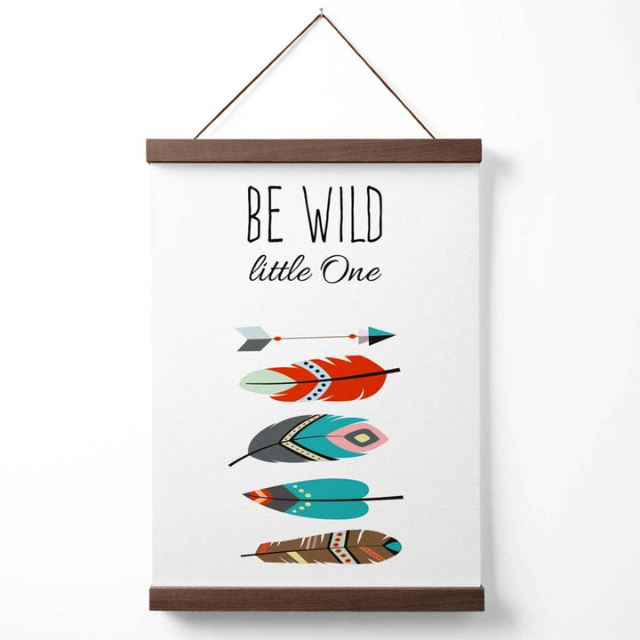 Poster mit Stammeszitat „Sei wilde Federn“ inklusive Aufhänger
