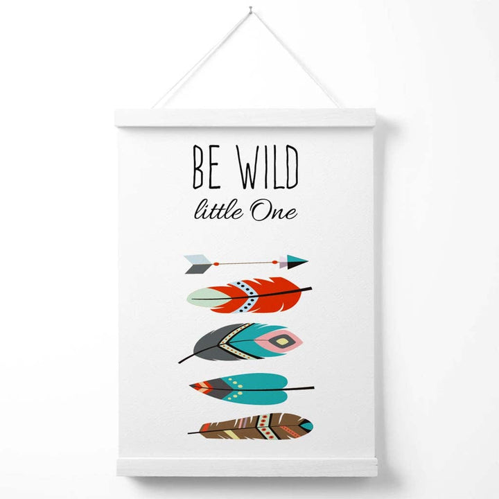 Poster mit Stammeszitat „Sei wilde Federn“ inklusive Aufhänger