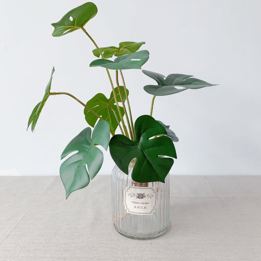 Lebensechte Monstera Pflanze