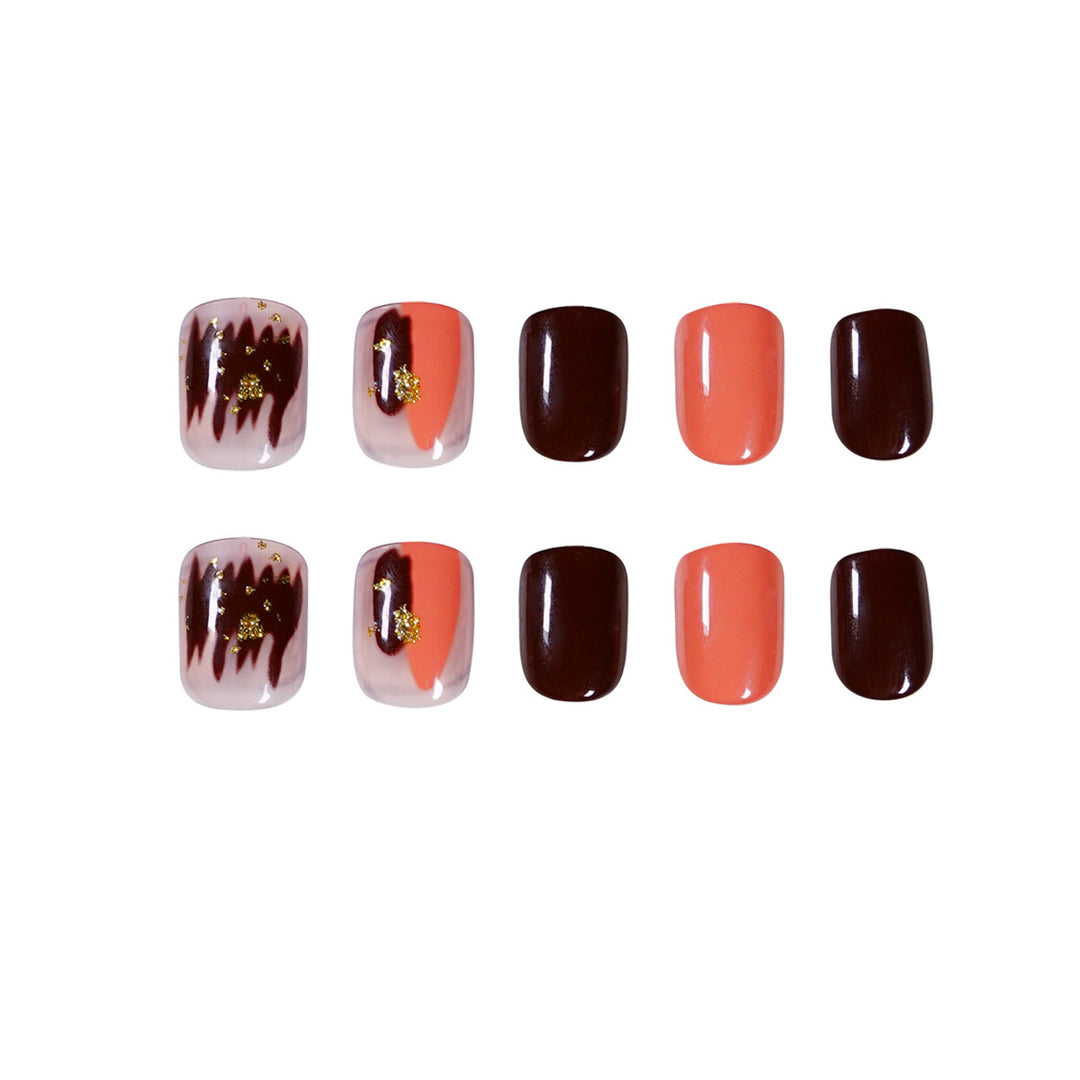 Künstliche Nagelkunst mit Goldverzierungen Karnz
