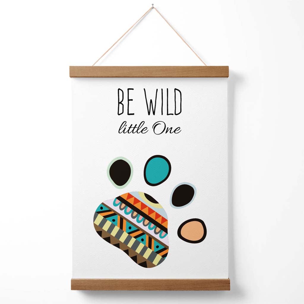 Poster mit Stammeszitat „Sei wild“ und Pfotenabdruck, inklusive Aufhänger