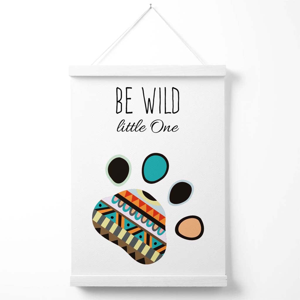 Poster mit Stammeszitat „Sei wild“ und Pfotenabdruck, inklusive Aufhänger