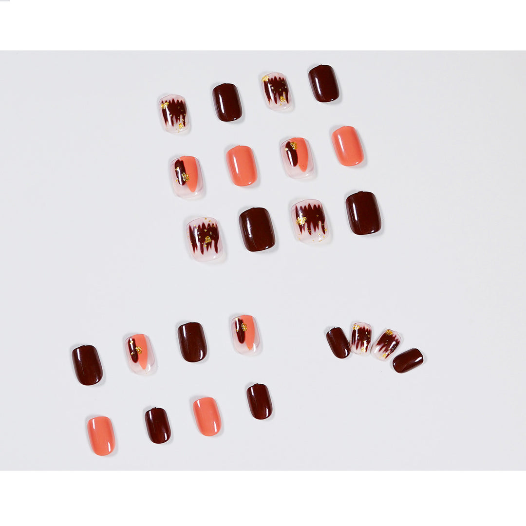 Künstliche Nagelkunst mit Goldverzierungen Karnz
