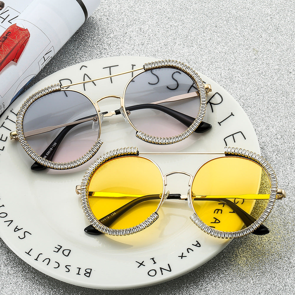 Damen Sonnenbrille mit glamourösem Rand und innovativem Design Karnz