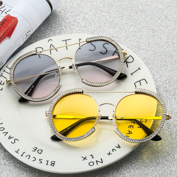 Damen Sonnenbrille mit glamourösem Rand und innovativem Design Karnz