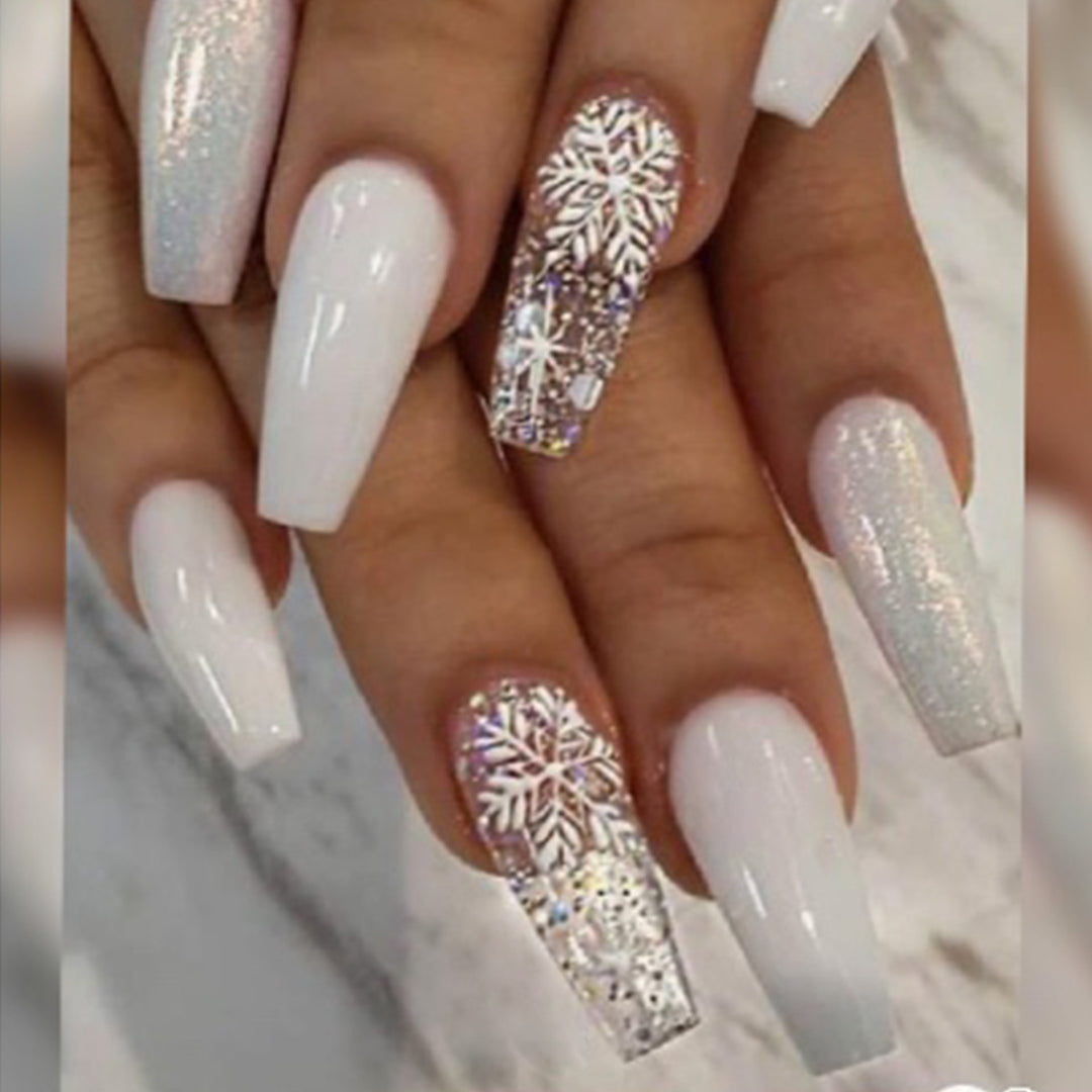 Glamouröse Nagelkunst mit Wintermotiv Karnz
