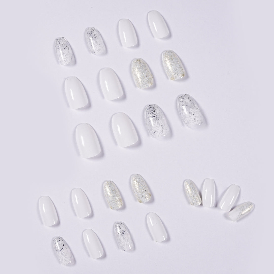 Glamouröse Nagelkunst mit Wintermotiv Karnz