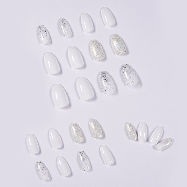 Glamouröse Nagelkunst mit Wintermotiv Karnz