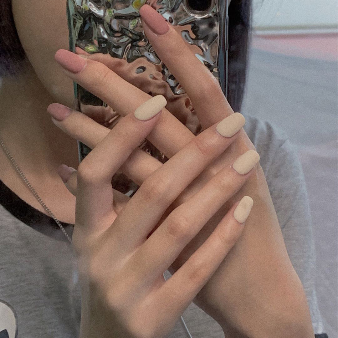 Kunstvolle Nagelverlängerungen mit elegantem Blattmuster Karnz