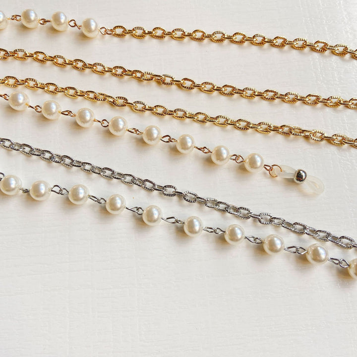 Modische Brillenfassung mit Perlenkette Karnz