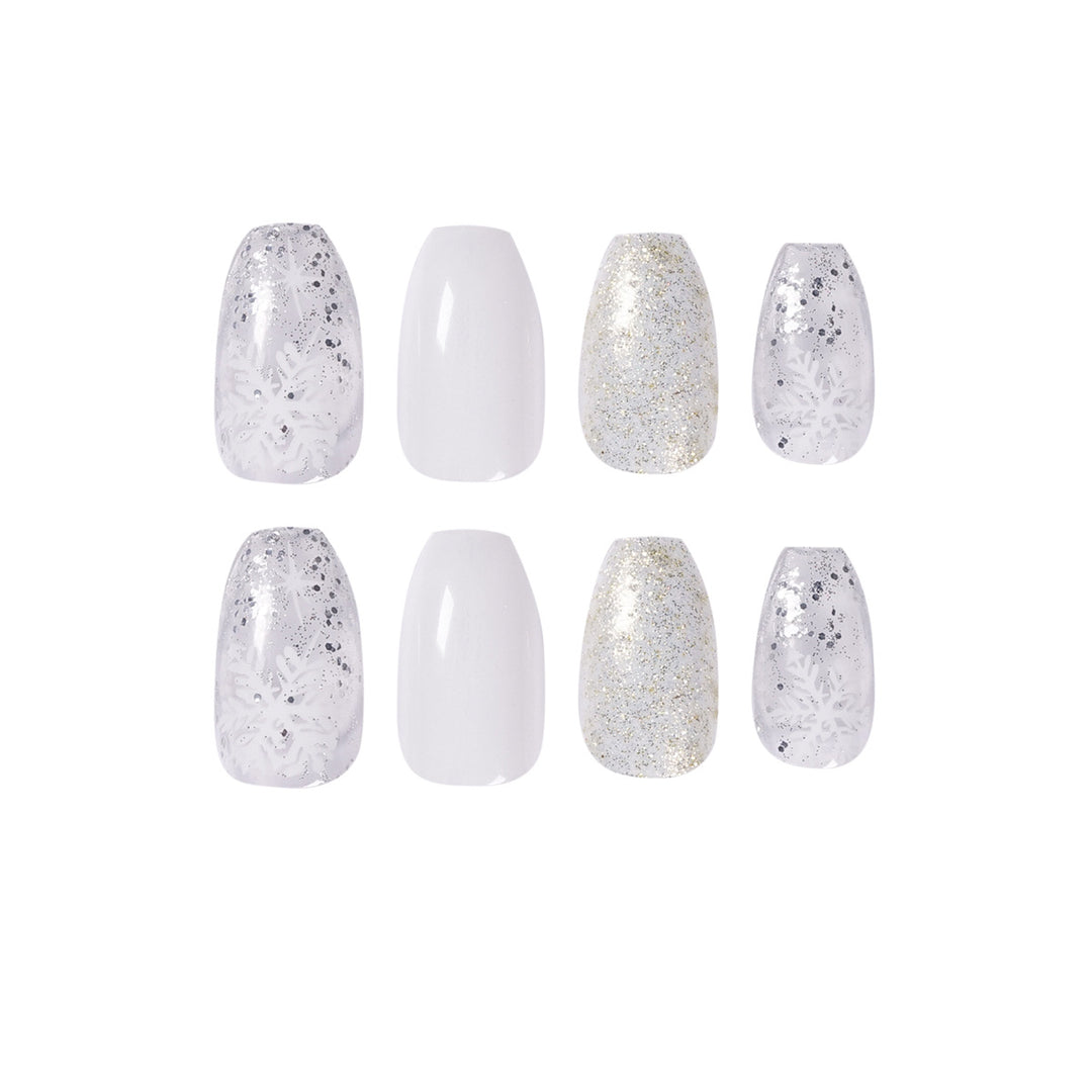 Glamouröse Nagelkunst mit Wintermotiv Karnz