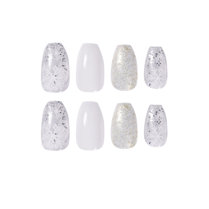 Glamouröse Nagelkunst mit Wintermotiv Karnz