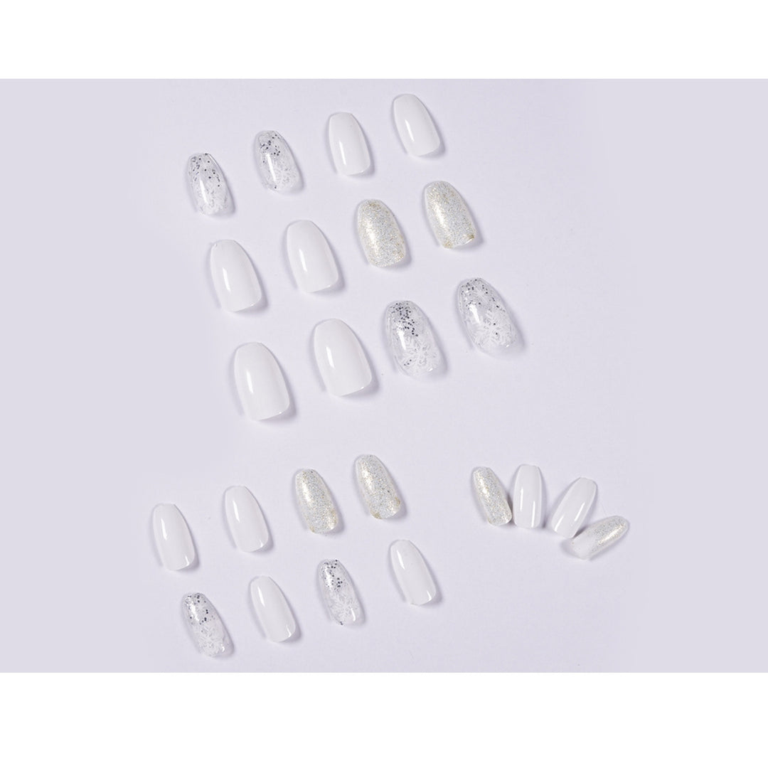 Glamouröse Nagelkunst mit Wintermotiv Karnz