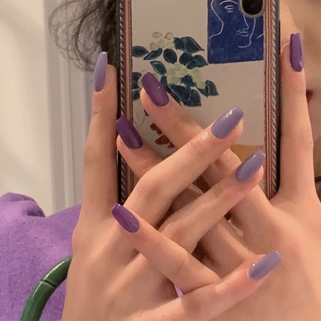 Kunstvolle Nagelverlängerungen mit elegantem Blattmuster Karnz