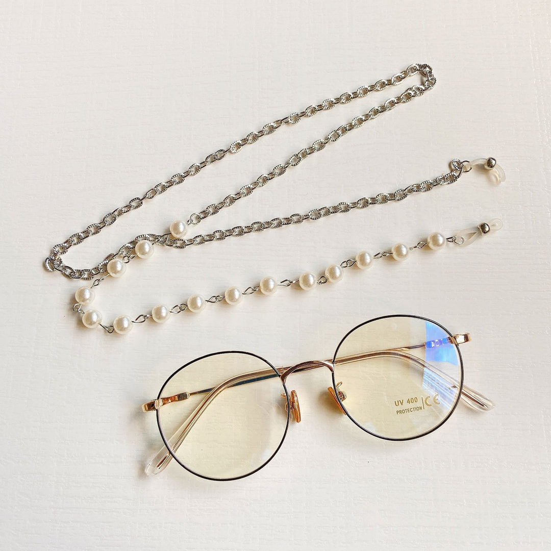 Modische Brillenfassung mit Perlenkette Karnz