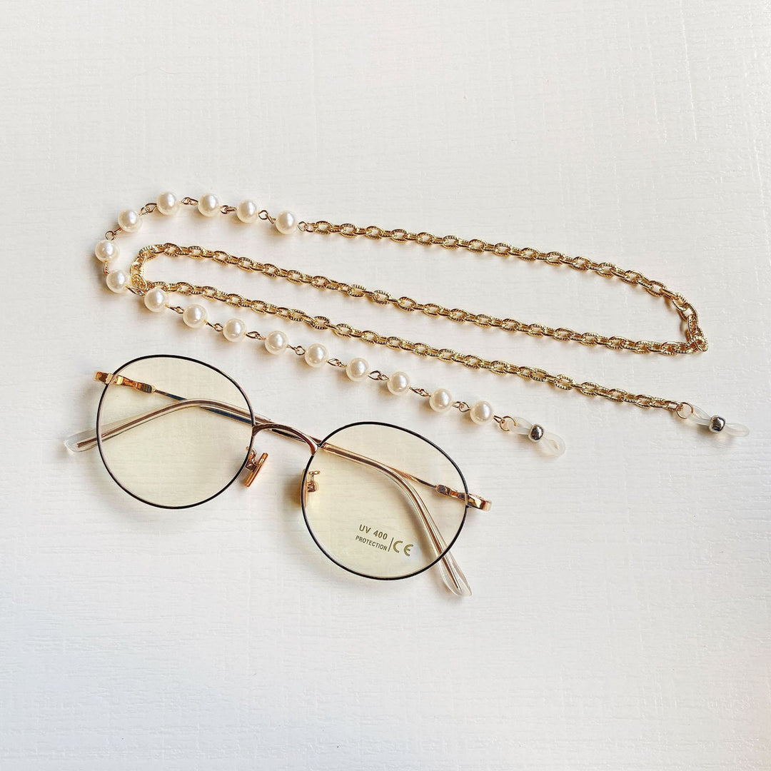 Modische Brillenfassung mit Perlenkette Karnz