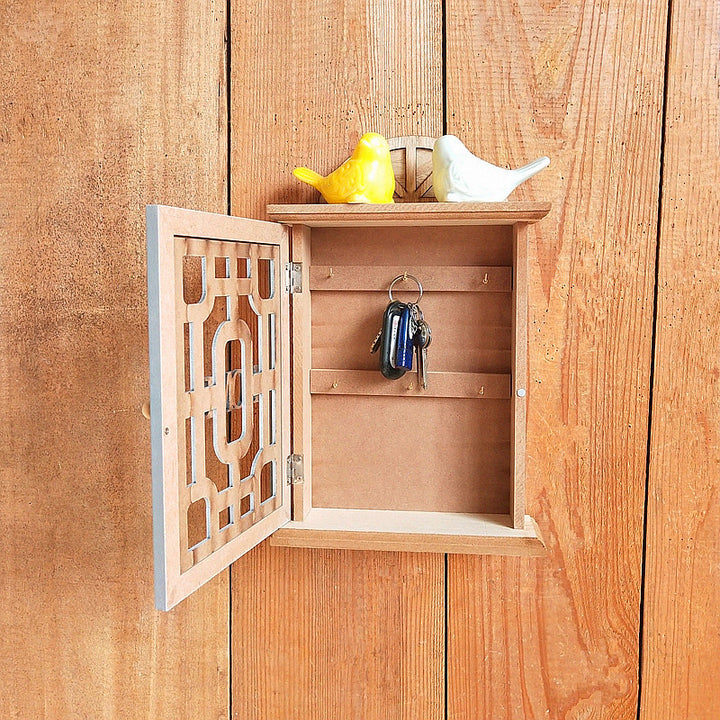 Wandmontierter Wohnungsorganisator mit dekorativem Design