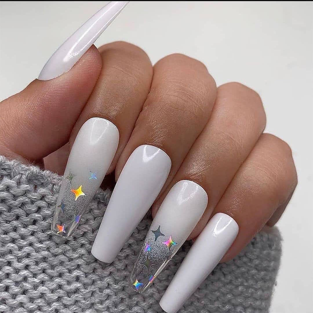 Nagelkunst mit Herz- und Lippenmotiven Karnz