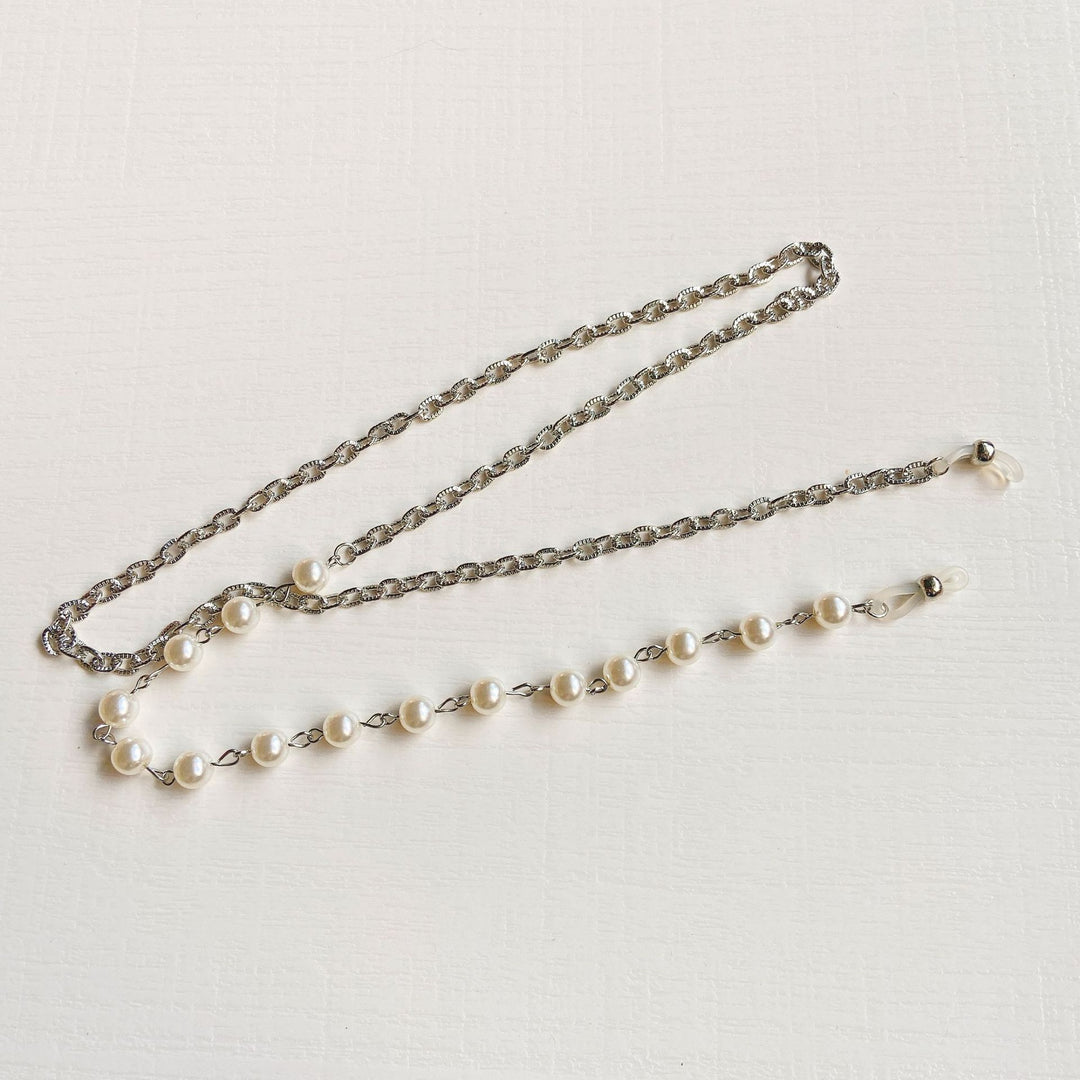Modische Brillenfassung mit Perlenkette Karnz
