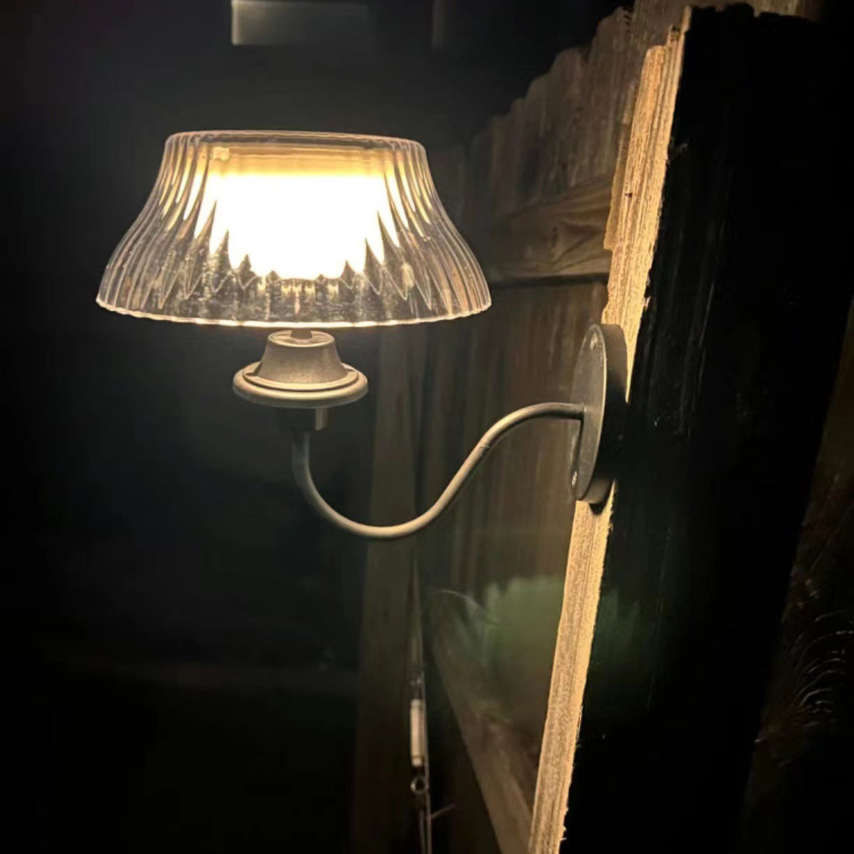Zeitgenössische Retro Solar Eisenlegierung Kunststoff LED Wasserdichte Wand Sconces Lampe für Außenbereich | Karnz