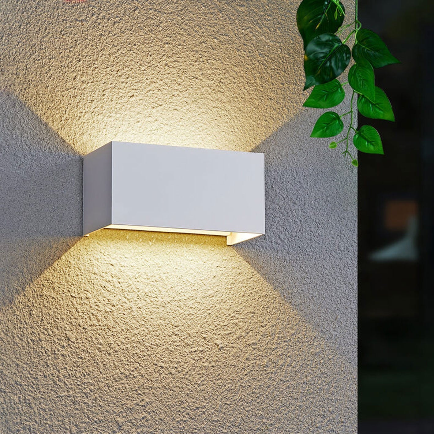 Moderne, wasserdichte, rechteckige LED-Wandleuchte für den Außenbereich mit nach oben und unten gerichteter Beleuchtung.