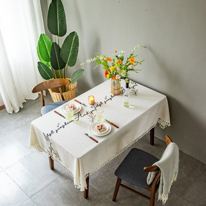 Bestickte Tischdecke mit dekorativem Saum