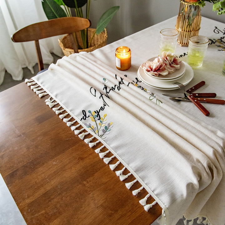 Bestickte Tischdecke mit dekorativem Saum
