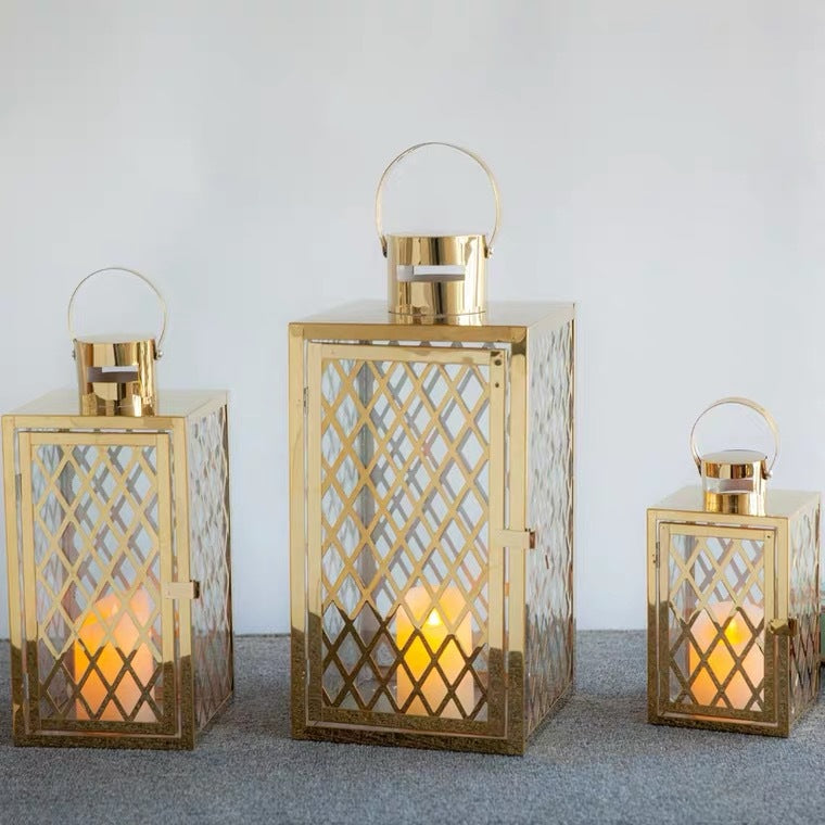 Moderne polierte Gitter-Metalllaterne-Kollektion mit Scharniertür und oberem Schlaufengriff Karnz