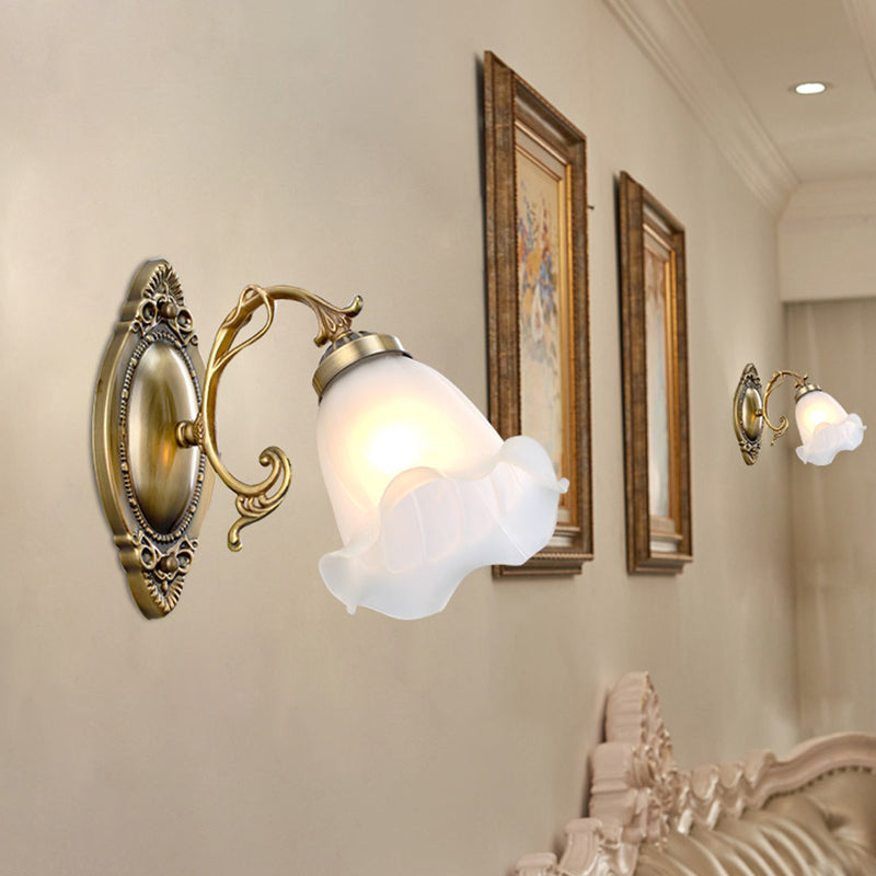 Karnz | Einfaden-Wandlicht Klassische Blumenlack Frosted Glass Wandbeleuchtung in Weiß