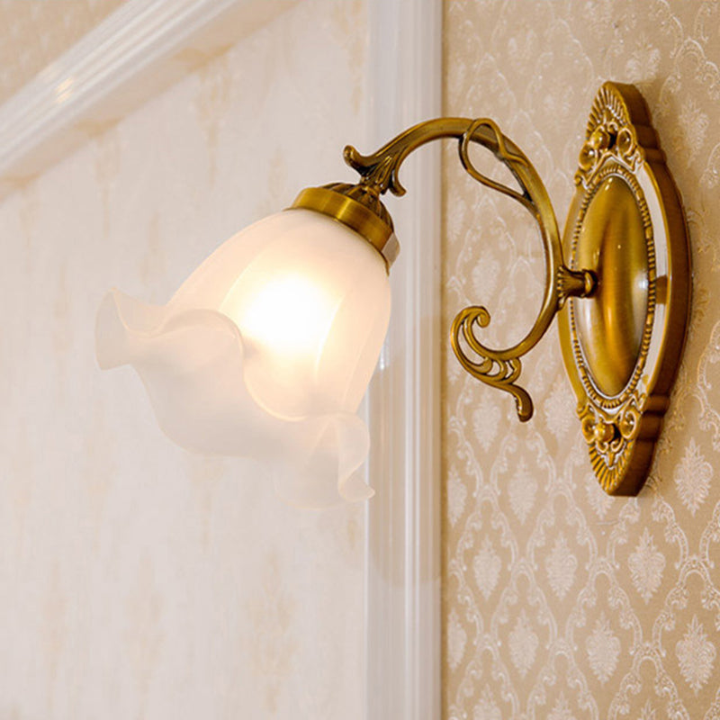 Karnz | Einfaden-Wandlicht Klassische Blumenlack Frosted Glass Wandbeleuchtung in Weiß