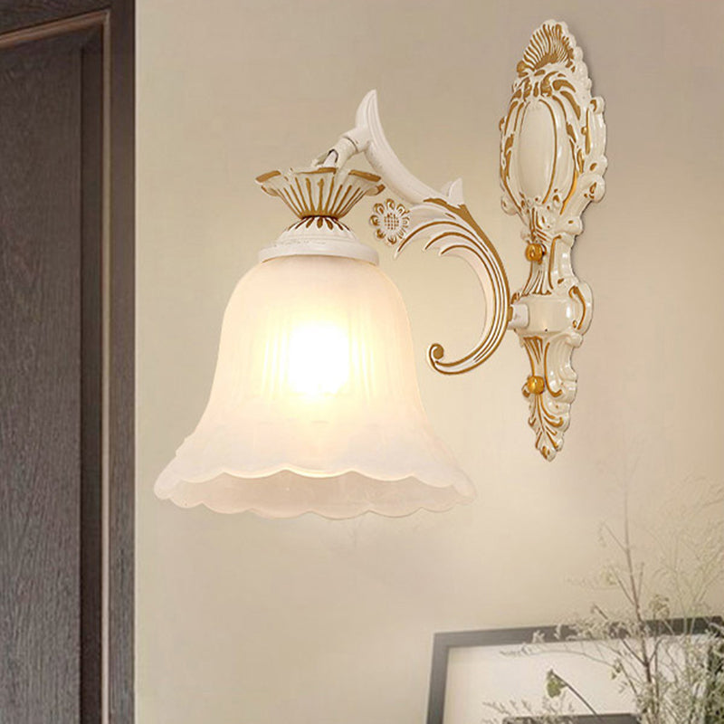 Karnz | Einfaden-Wandlicht Klassische Blumenlack Frosted Glass Wandbeleuchtung in Weiß