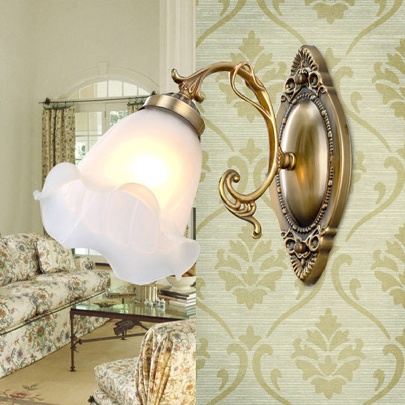 Karnz | Einfaden-Wandlicht Klassische Blumenlack Frosted Glass Wandbeleuchtung in Weiß