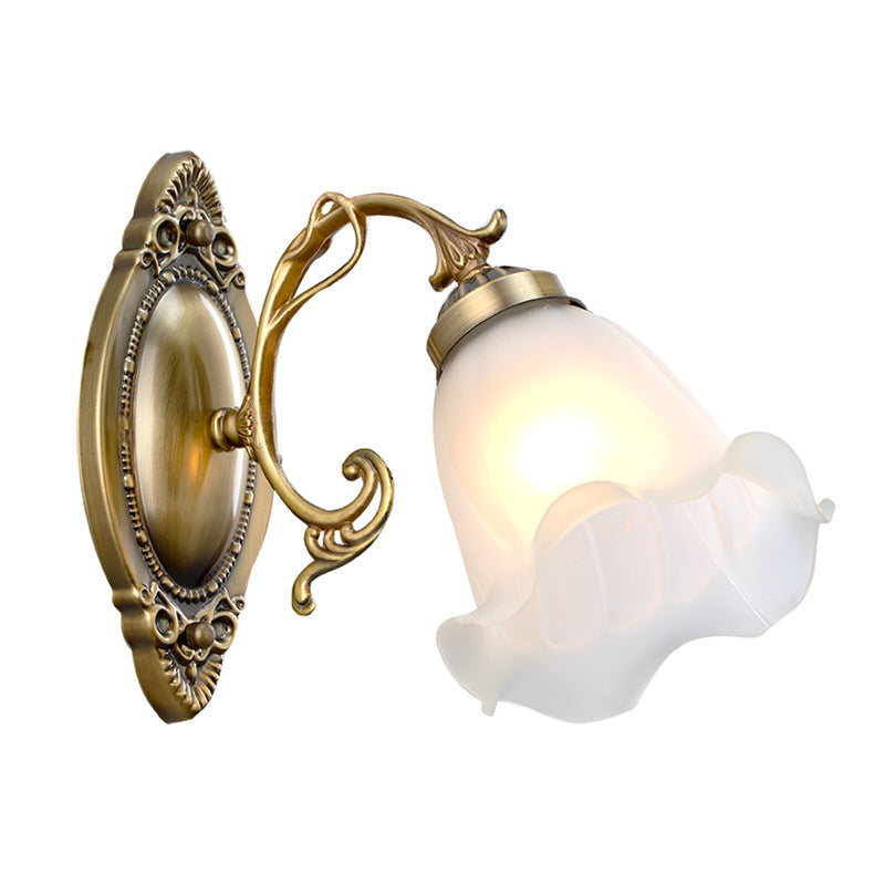 Karnz | Einfaden-Wandlicht Klassische Blumenlack Frosted Glass Wandbeleuchtung in Weiß