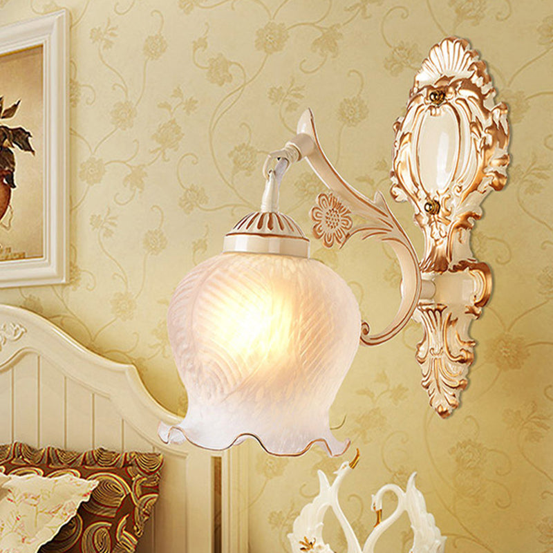 Karnz | Einfaden-Wandlicht Klassische Blumenlack Frosted Glass Wandbeleuchtung in Weiß