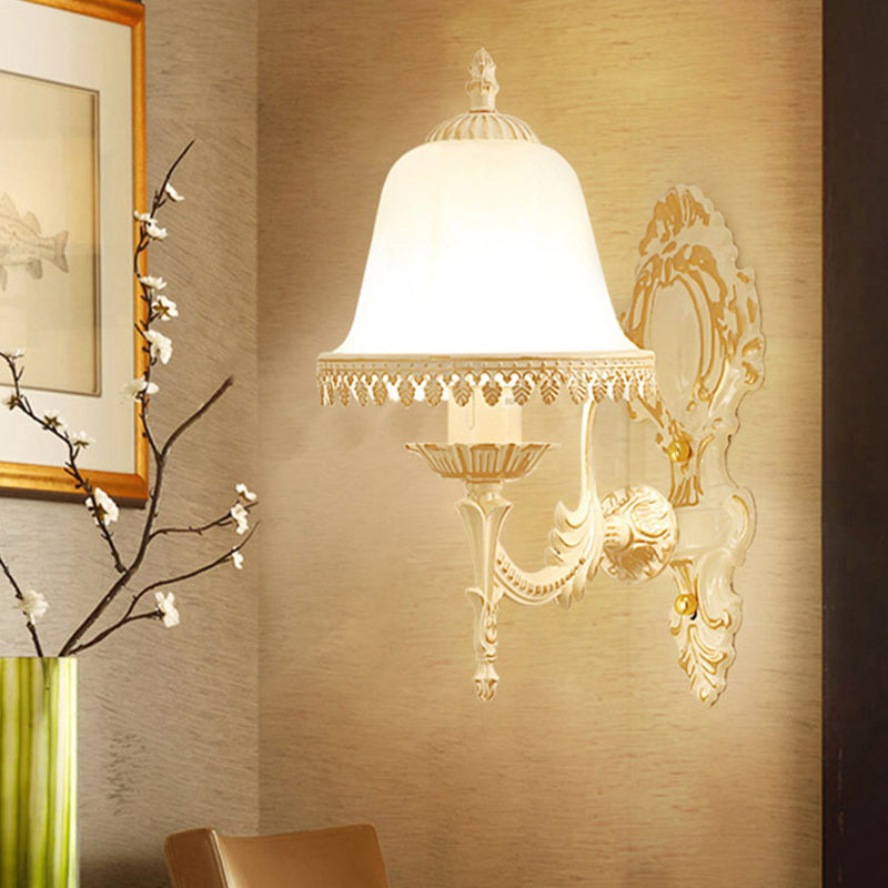 Karnz | Einfaden-Wandlicht Klassische Blumenlack Frosted Glass Wandbeleuchtung in Weiß