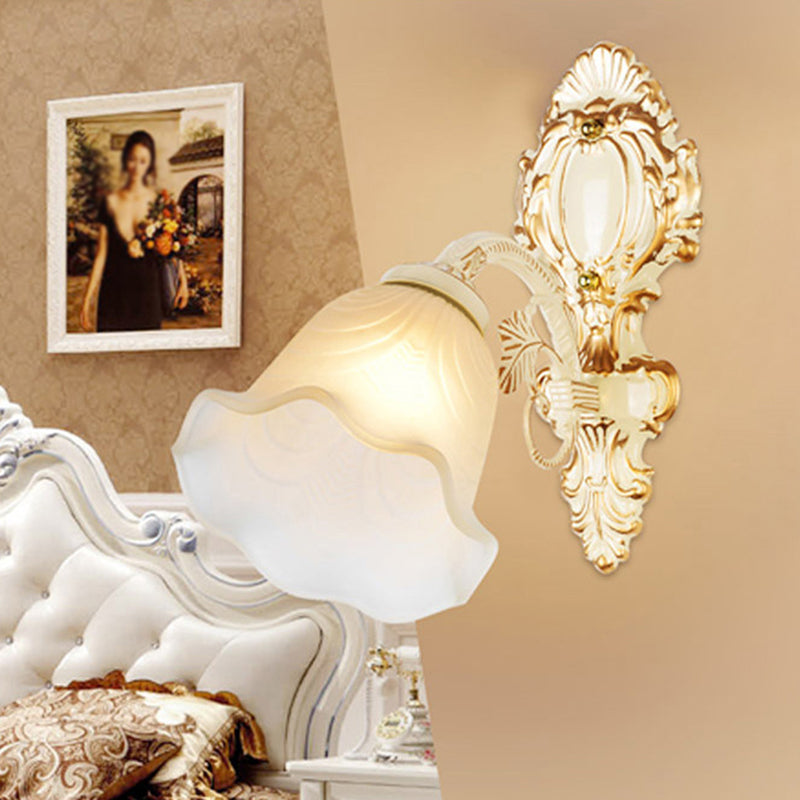 Karnz | Einfaden-Wandlicht Klassische Blumenlack Frosted Glass Wandbeleuchtung in Weiß