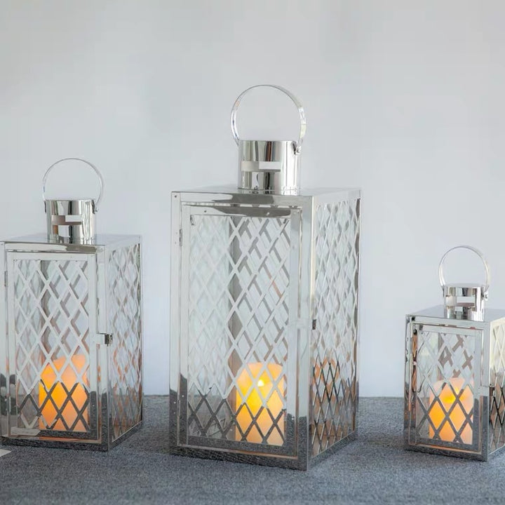 Moderne polierte Gitter-Metalllaterne-Kollektion mit Scharniertür und oberem Schlaufengriff Karnz