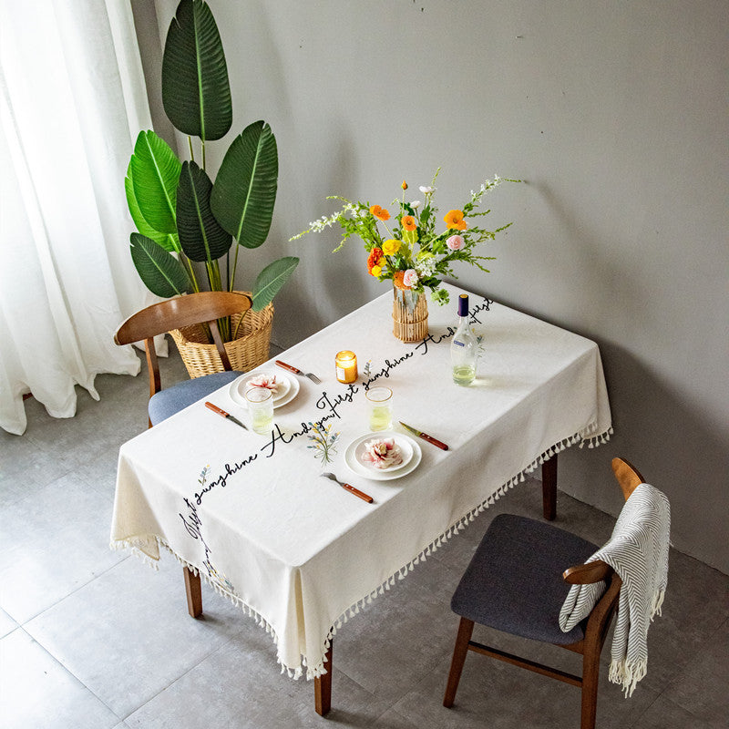 Bestickte Tischdecke mit dekorativem Saum